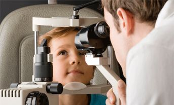 Centro Óptico Ronda Triana revisión visual al niño